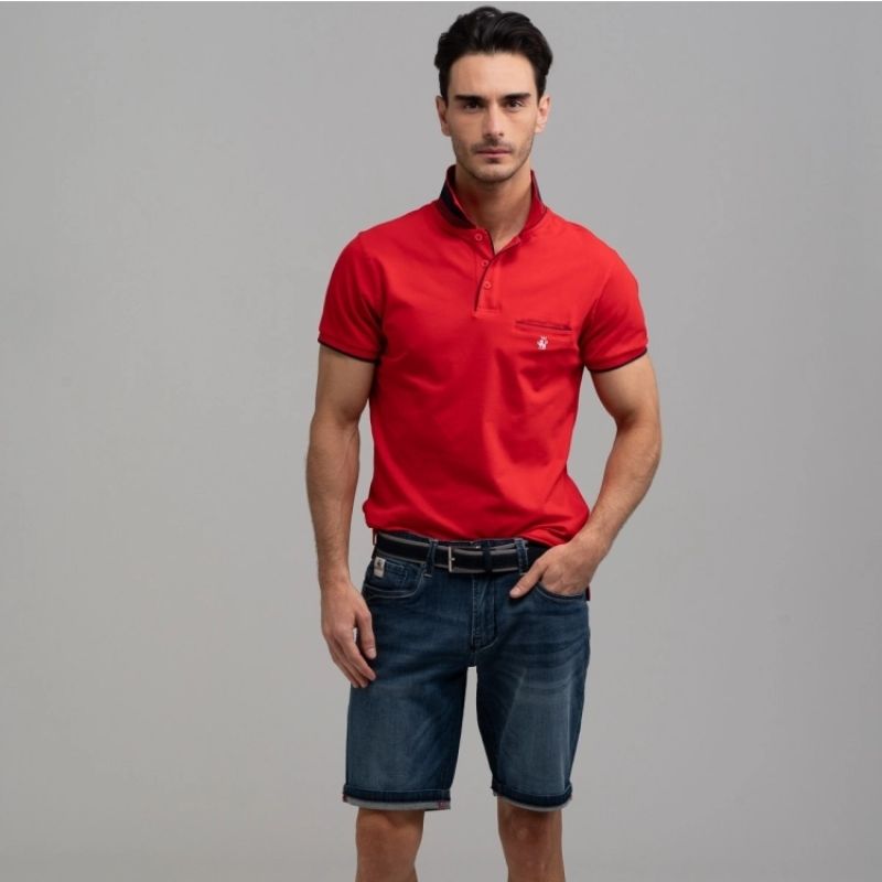 Ragazzo con polo rossa e pantaloncino di jeans